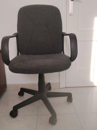Silla de oficina giratoria gris