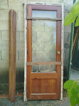 PUERTA DE MADERA CON CRISTAL
