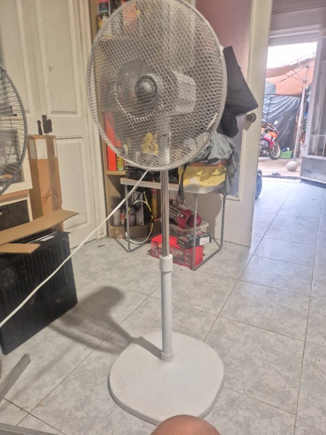 Ventilador de pie plateado y blanco