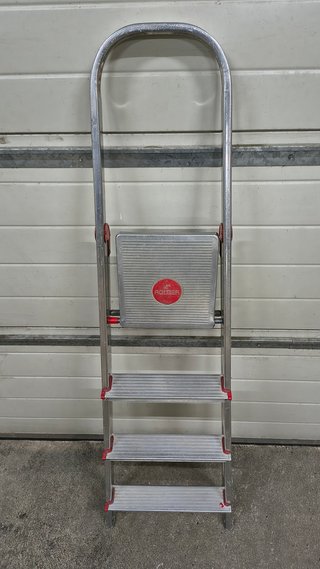 Escalera aluminio 4 peldaños pequeño defecto