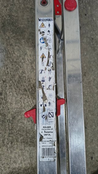 Escalera aluminio 4 peldaños pequeño defecto