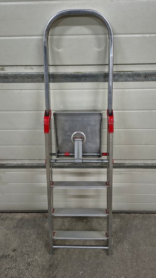 Escalera aluminio 4 peldaños pequeño defecto
