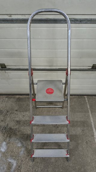 Escalera aluminio 4 peldaños pequeño defecto