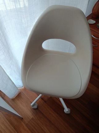 Escritorio blanco con silla y protector