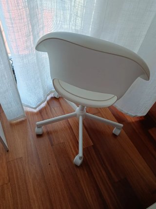Escritorio blanco con silla y protector