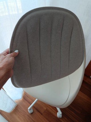 Escritorio blanco con silla y protector