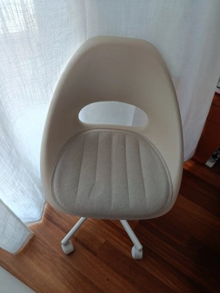 Escritorio blanco con silla y protector