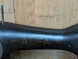 Máquina de coser Alfa antigua