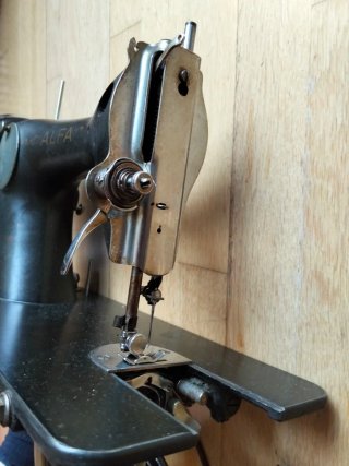 Máquina de coser Alfa antigua