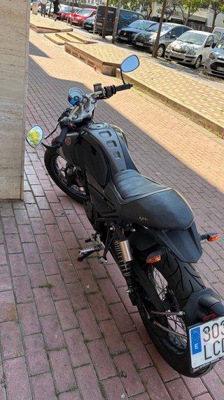 Moto Mondial HPS 125 negra
