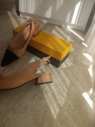 Scarpe slingback beige con punta nera per donna