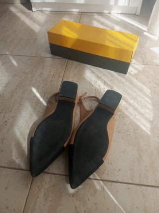Scarpe slingback beige con punta nera per donna