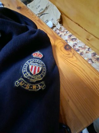 Chaqueta de paño negra con capucha