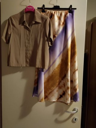 Set gonna e camicetta beige e viola