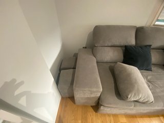 Sofá chaise longue convertible en cama y 2 puff