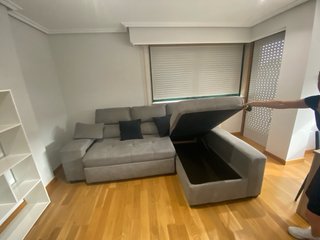 Sofá chaise longue convertible en cama y 2 puff