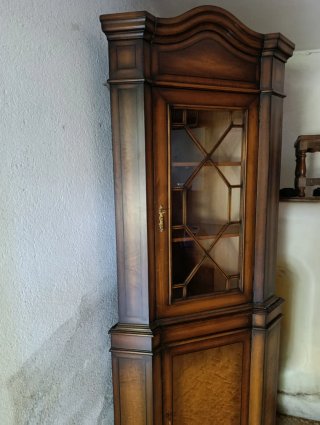 Armario esquinero de madera y cristal