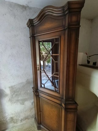 Armario esquinero de madera y cristal