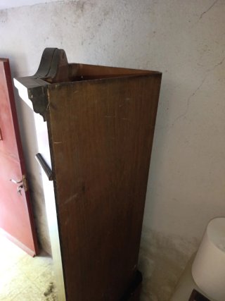 Armario esquinero de madera y cristal