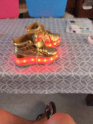 Zapatillas Doradas con Ruedas y Luces