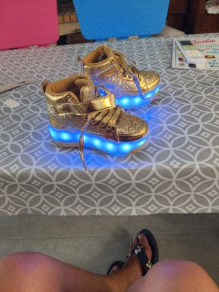 Zapatillas Doradas con Ruedas y Luces