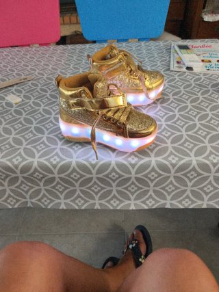 Zapatillas Doradas con Ruedas y Luces