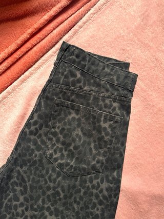 Pantalón vaquero estampado print Pull&Bear gris