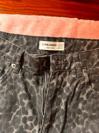 Pantalón vaquero estampado print Pull&Bear gris