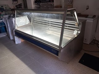Vitrina expositora refrigerada e iluminada