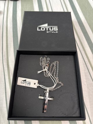 Colgante Cruz Lotus Negro y Plateado