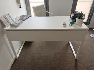 Mesa de despacho blanca como nueva.
