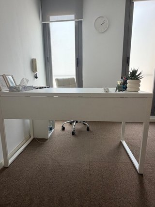 Mesa de despacho blanca como nueva.