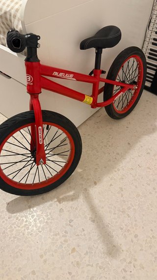 Bicicleta de equilibrio roja para niños