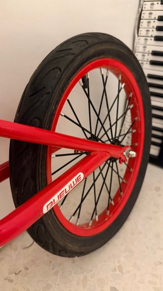 Bicicleta de equilibrio roja para niños