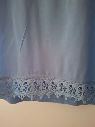 Camiseta azul con encaje