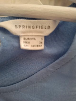 Camiseta azul con encaje