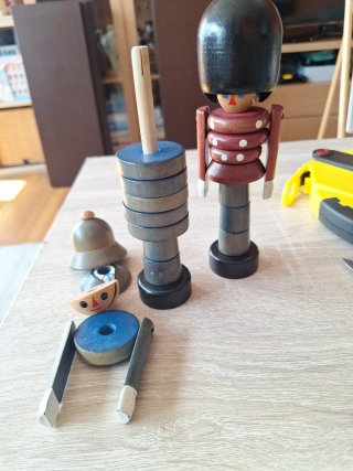 Figuras madera policía y guardia inglesa