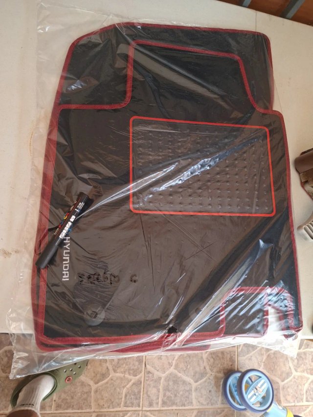 Alfombras Hyundai i20 Negras con Borde Rojo