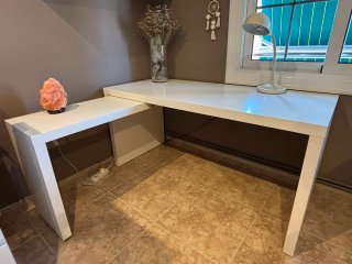 Escritorio Blanco Ikea con tablero extraíble.