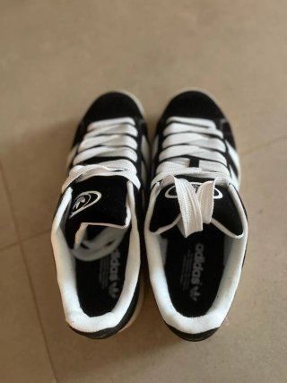 Zapatillas Adidas Negras y Blancas