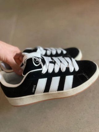 Zapatillas Adidas Negras y Blancas