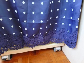 Falda azul marino lunares con encaje