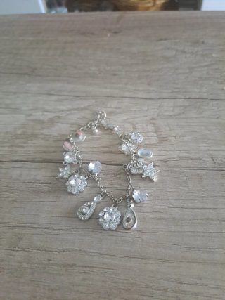 Pulsera plateada con charms