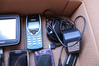 Lotto 4 telefoni + navigatore TomTom