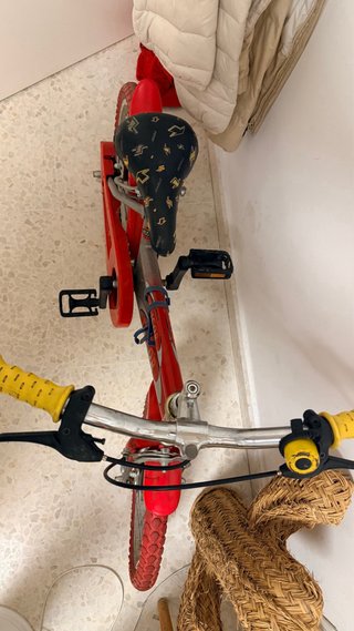 Bicicleta infantil roja con pedales