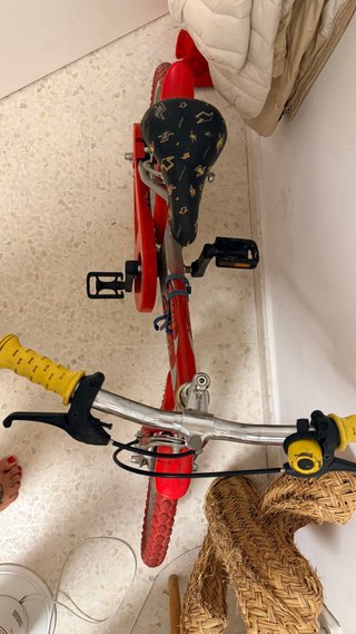 Bicicleta infantil roja con pedales