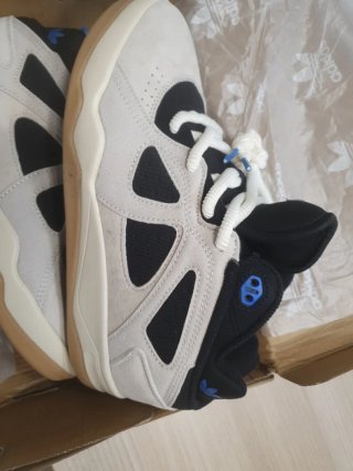 Zapatillas Adidas Beige y Negro