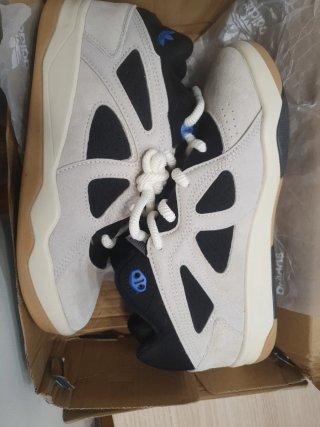 Zapatillas Adidas Beige y Negro