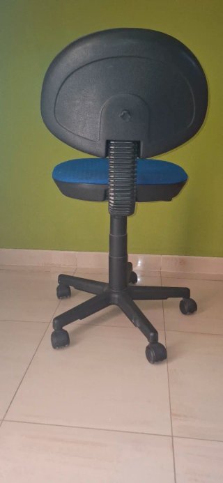 Silla de oficina azul y negra