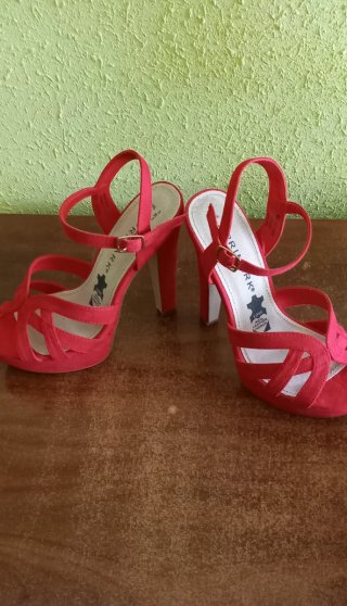 Sandalias tacón rojo Primark Talla 36